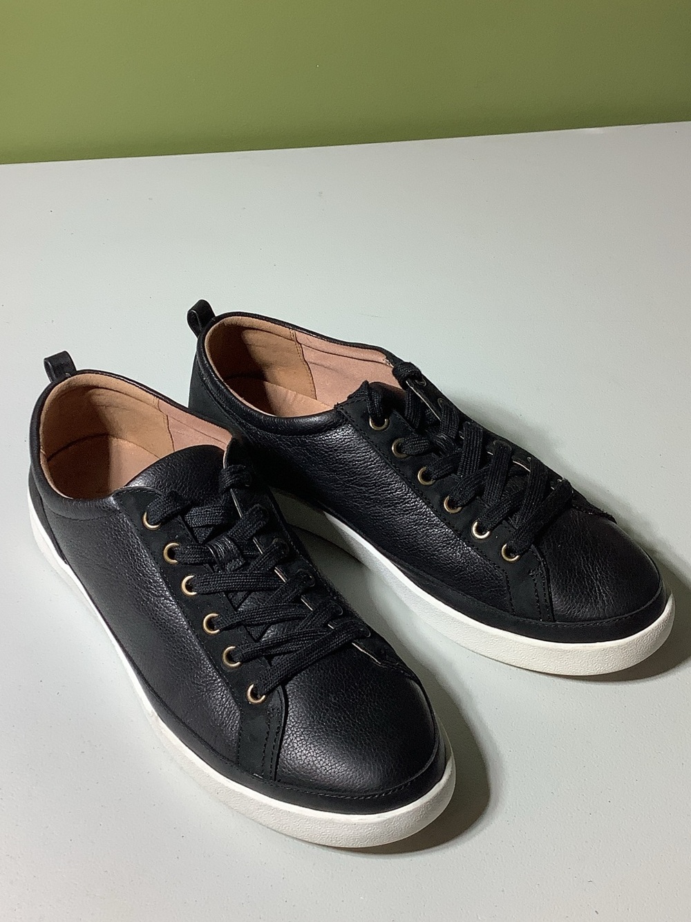 Vionic Winny black leather sneakers, size 11